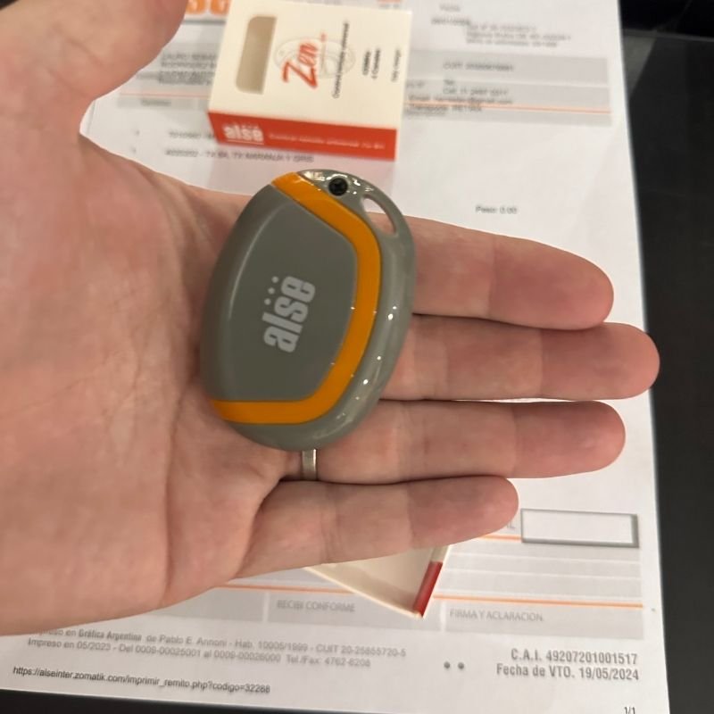 Control remoto ALSE Zen con código evolutivo. Control remoto universal Zen, de la marca ALSE, con tecnología de código evolutivo que evita las clonaciones no autorizadas. Compatible con portones guillotina, corredizos, levadizos y más. Trabajo realizado por HERREELEC.